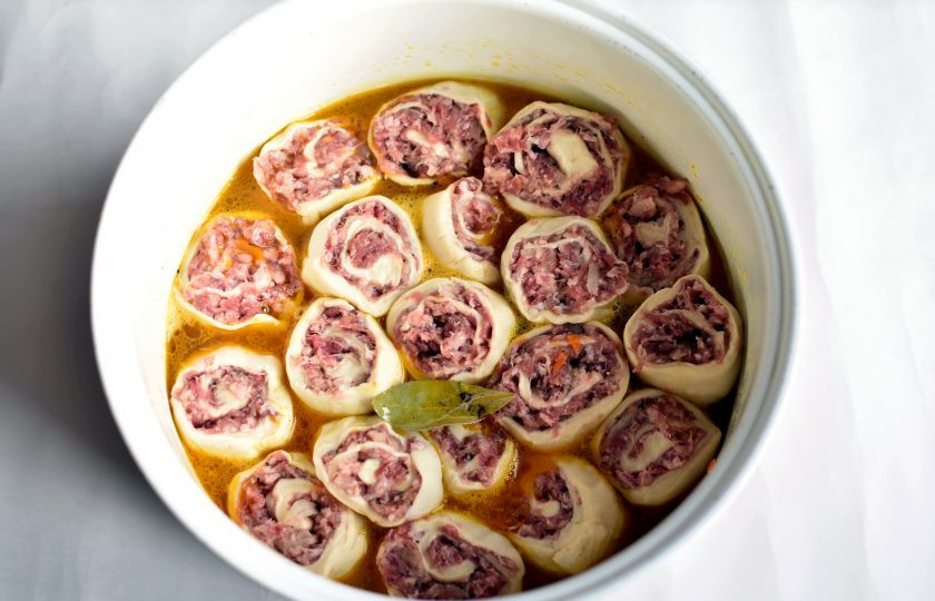 1. Этап. Штрули: Уложите штрули поверх картофеля. Присолите и поперчите еще немного, добавьте пару лавровых листочков. Следите, чтобы вода чуть прикрывала штрули снизу. Они будут готовится на пару – так они не разварятся. Готовьте штрули минут 15 в режиме тушения. Затем поставьте режим поддержания температуры минут на 10, чтобы блюдо дошло.