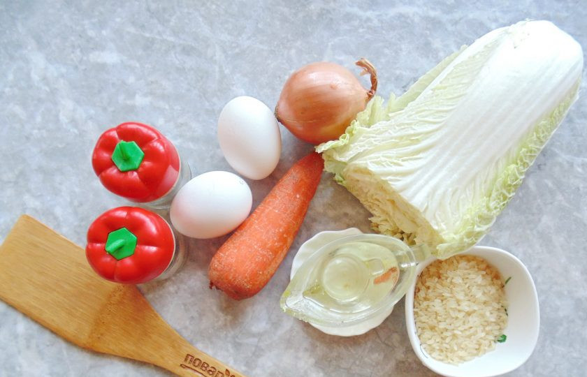 1. Этап. Рис с пекинской капустой: Подготовьте ингредиенты для приготовления риса с пекинской капустой.