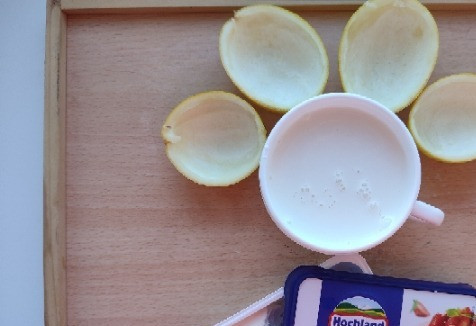 1. Этап. Лимонный крем-десерт: Смешиваем сливки, сахар и творожный сыр. Ставим на плиту и прогреваем. Не кипятим! Просто подогреваем, чтобы растворился сахар. Взбиваем всё миксером секунд 10. На этом этапе крем уже густой.