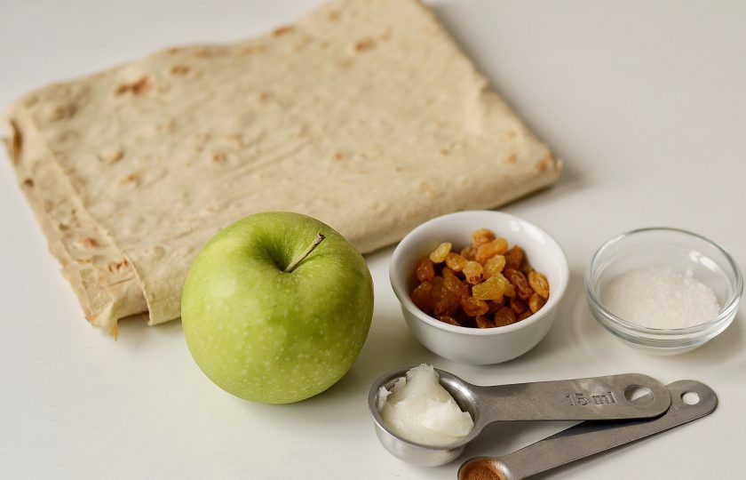 1. Этап. Постные начинки для лаваша: Для яблочной начинки потребуется яблоко, изюм, корица и сахар, а также немного кокосового масла или растительного спреда.