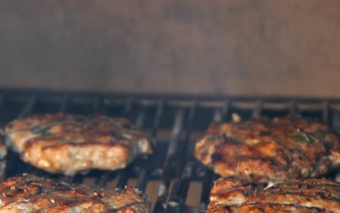 1. Этап. Куриные котлеты на гриле для бургеров: 3. Разогрейте гриль и смажьте растительным маслом решетку, чтобы котлеты не прилипли. Выложите котлеты, обжарьте их до готовности с каждой стороны.