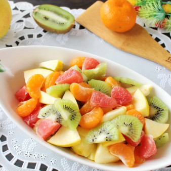 Фруктовый салат из мандаринов и яблок