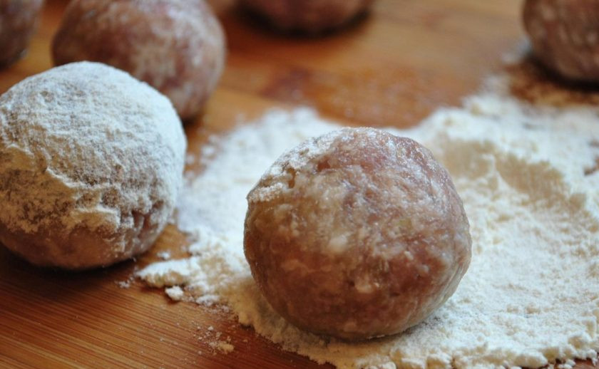 1. Этап. Запеченный картофель с фрикадельками: После этого из фарша сформируйте фрикадельки. Обваляйте каждую из них в муке.