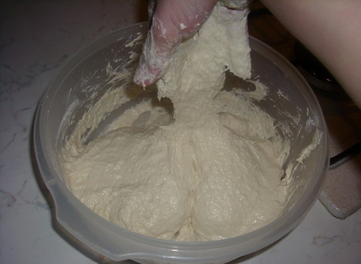 1. Этап. Пончики в сахаре: 3. Должно получиться мягкое и тягучее тесто.