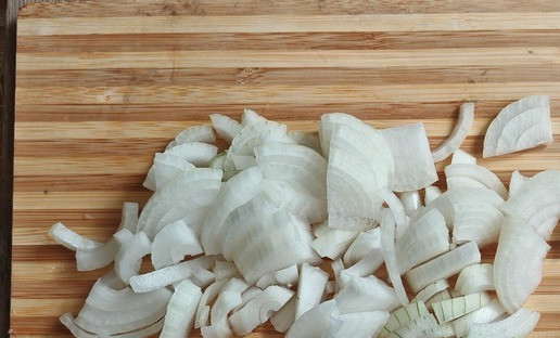 1. Этап. Бомбочки из индейки с лисичками: Для начинки лук почистить, нарезать полукольцами.