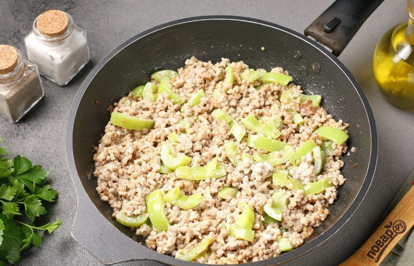 1. Этап. Булгур с фаршем, сладким перцем и сметаной: Добавьте сметану и перемешайте.