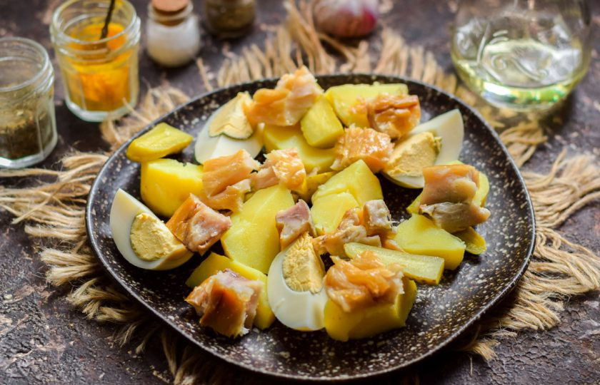 1. Этап. Салат из копченой рыбы с луком: Копченую скумбрию нарежьте средними кусочками и добавьте в салат.