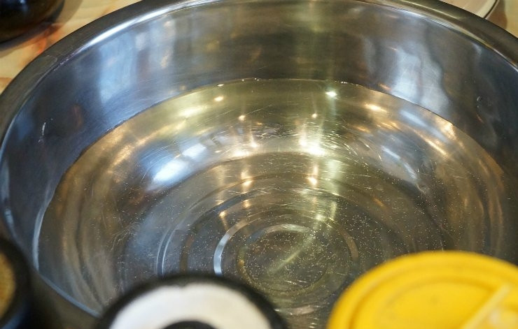 1. Этап. Копченый осетр: 2. Готовим маринад: подогреваем воду и добавляем специи, соль.