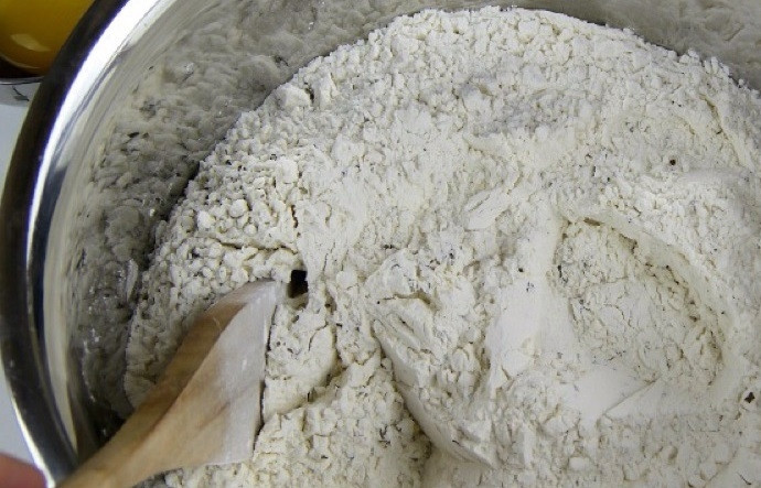 1. Этап. Фокачча (рецепт): 4. Перемешайте мучную смесь деревянной ложкой.