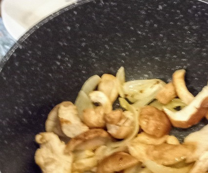 1. Этап. Испанский рис с грибами: В казане разогреть оливковое масло на среднем огне и жарить лук до мягкости минут 5. Увеличить огонь и готовить грибы шиитаке 3-4 минуты до золотистой корочки.