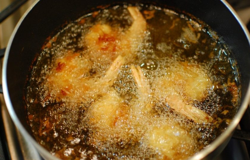 1. Этап. Карибские креветки: 6. Разогрейте глубокую чугунную или другую сковороду с достаточным количеством (около 2 см) масла на среднем огне. Когда масло будет нужной температуры, бросайте в сковороду креветки порциями по 4-8 штук в зависимости от размера сковороды и обжаривайте с двух сторон до получения золотистой корочки.