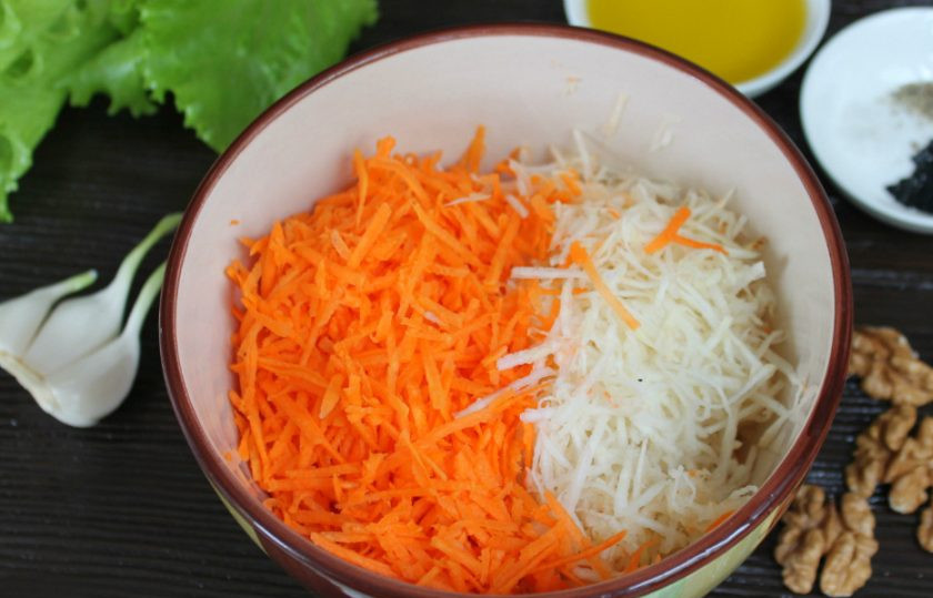 1. Этап. Салат Молодость: Морковь и корень сельдерея чистим, трем на терке и высыпаем в пиалу.
