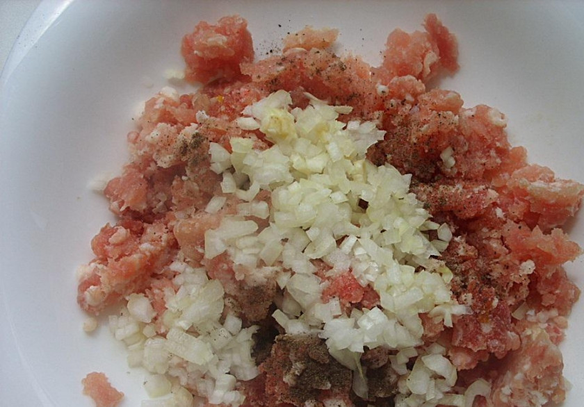 1. Этап. Оладьи с фаршем: Теперь займемся фаршем. Его нужно посолить, поперчить и добавить мелко нарубленный репчатый лук, перемешать.