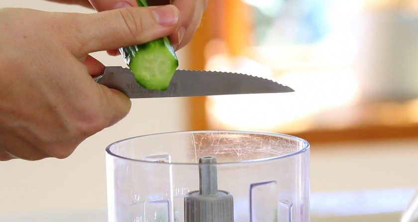 1. Этап. Суп-смузи Гаспачо: 1. В блендер нарежьте кусочками очищенный от кожуры огурец.