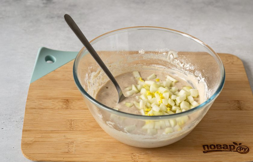 1. Этап. Панкейки с грушей: Добавьте грушу и имбирь в тесто, перемешайте.