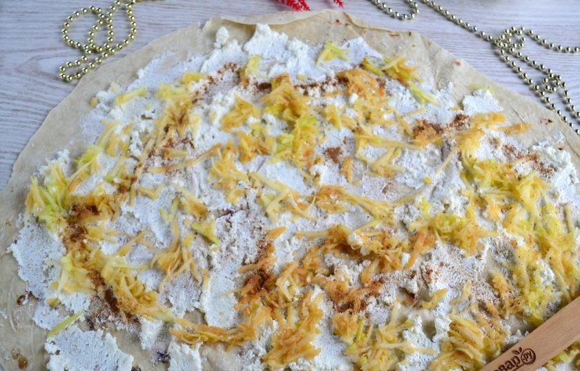 1. Этап. Штрудель из лаваша с творогом: Сверху выложите натертые яблоки и присыпьте корицей.