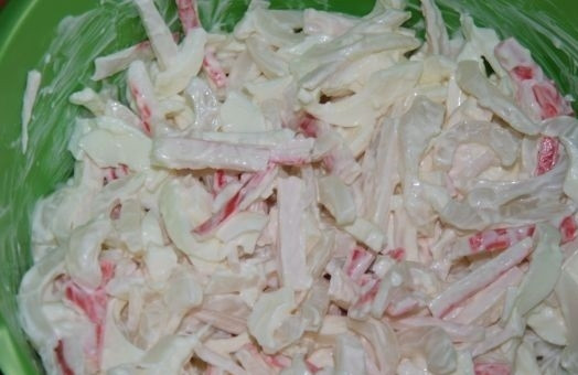 1. Этап. Салат с кальмарами и красной икрой: 6. Соедините все ингредиенты, заправьте майонезом. По вкусу можно подсолить немного. Аккуратно перемешайте. Перед подачей на стол добавьте красную икру. Приятного аппетита!