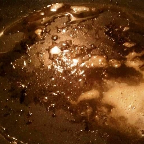 1. Этап. Медальон из говядины: Достаем медальоны из сковороды, перекладываем на тарелочку. В сковороде, тем временем, растапливаем сливочное масло в оливковом.