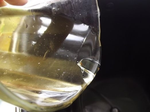 1. Этап. Тесто для пирожков в хлебопечке: Воду смешиваем с маслом и так же вливаем в контейнер.