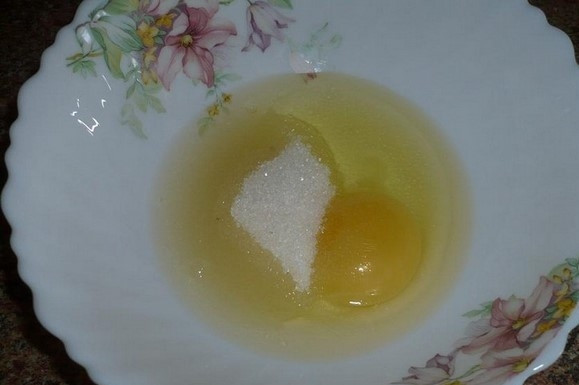 1. Этап. Выпечка из отрубей: 1. Взбиваем яйцо с сахаром и солью. Постепенно вводим масло и молоко и продолжаем взбивать.