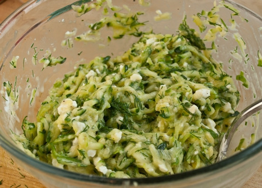 1. Этап. Драники с сыром и зеленым луком: 3. Смешайте кабачки с зеленым луком и укропом, яйцами, солью и перцем, сыром.