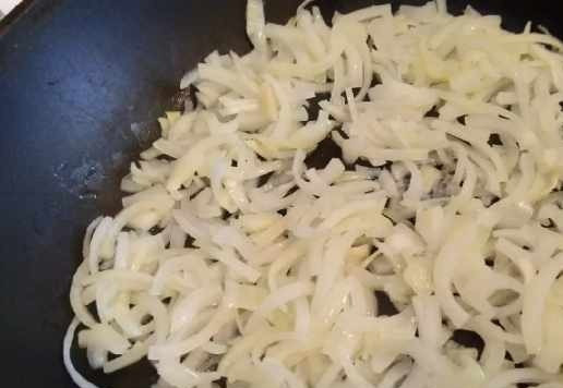 1. Этап. Курица с морковью и розмарином: На сковороду с растительным маслом выложить лук.