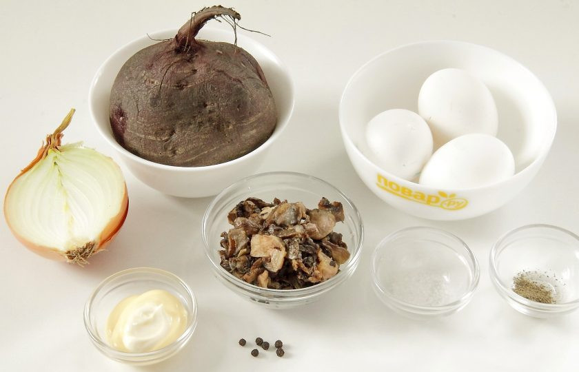 1. Этап. Закуска Поросята: Подготовьте все ингредиенты. Заранее отварите до готовности одну свеклу среднего размера. Отварите вкрутую яйца и остудите.