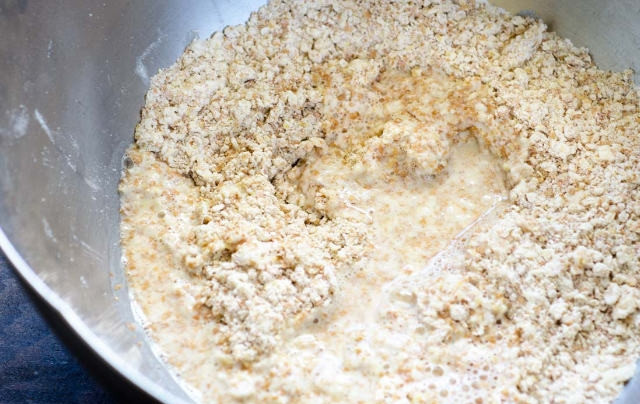 1. Этап. Мексиканская лепешка тортилья: Добавьте воду и вымешайте тесто.