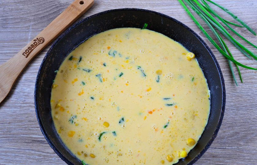 1. Этап. Фриттата с кукурузой и шпинатом: Залейте овощи в сковороде яично-сливочной смесью, пару минут подержите на огне под крышкой. Как только по бокам фриттата схватится, отправьте сковороду в духовку, разогретую до 180 градусов, на 7-10 минут. Когда фриттата полностью затянется сверху, она готова.