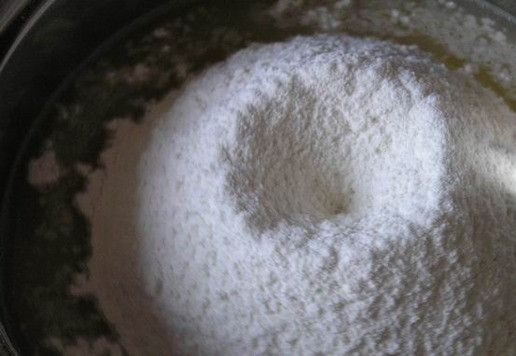 1. Этап. Десерт в блинчике Имбирь и шоколад: Постепенно добавьте 160-180 г муки, продолжая мешать венчиком.