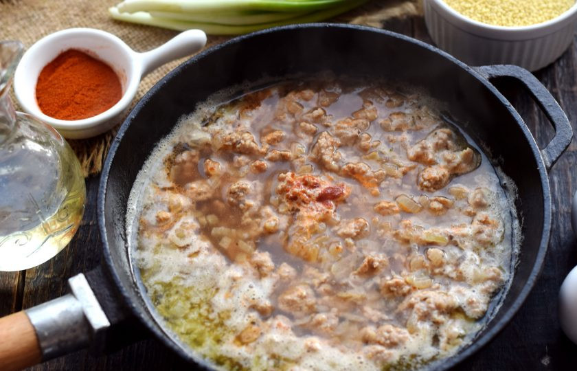 1. Этап. Кус-кус с фаршем: Мясо с луком залейте водой или бульоном, доведите до бурления, кипятите 1-2 минуты. Попробуйте юшку на вкус, при необходимости посолите.