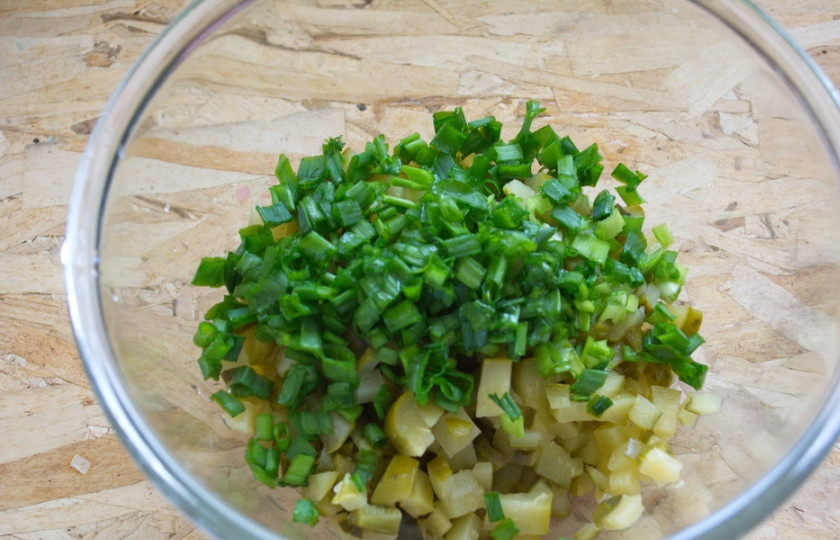 1. Этап. Салат Оливье классический рецепт: Любую понравившуюся вам зелень (укроп, петрушку, зеленый лук) нарезать мелко.