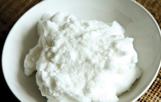 1. Этап. Кокосовый кекс Сказка: 6. До плотных пиков взбейте белки, аккуратно добавьте их в тесто. Лопаткой перемешайте, чтобы тесто оставалось воздушным.