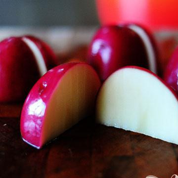 1. Этап. Тушеная говядина с пивом и паприкой: Порежьте красный картофель на четвертинки (не забывайте, его тоже надо помыть).