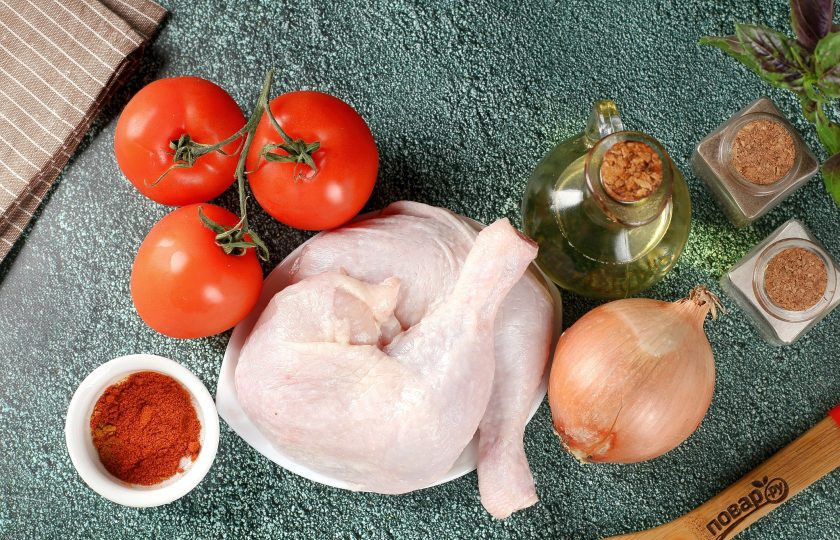 1. Этап. Курица тушёная с помидорами и луком: Подготовьте все ингредиенты.
