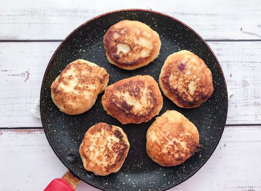 1. Этап. Сырники с малиной: Обжарьте сырники в хорошо разогретой сковороде с растительным маслом с обеих сторон до золотистого цвета.