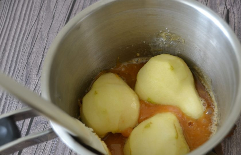 1. Этап. Карамелизированная груша: Выложите в карамель груши срезом вниз.