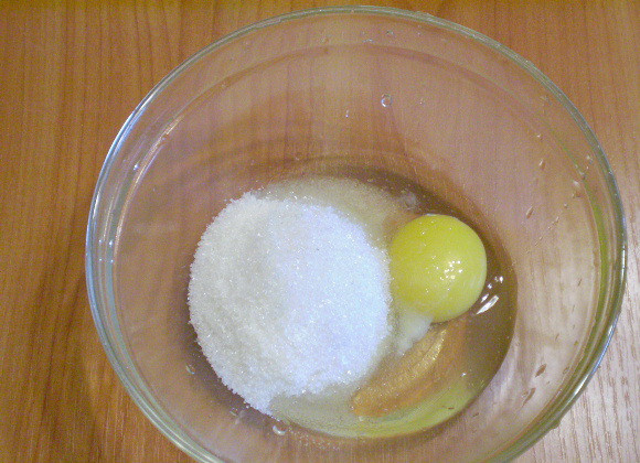 1. Этап. Клубничный пирог на кефире: 2. Яйцо венчиком смешиваем с сахаром.