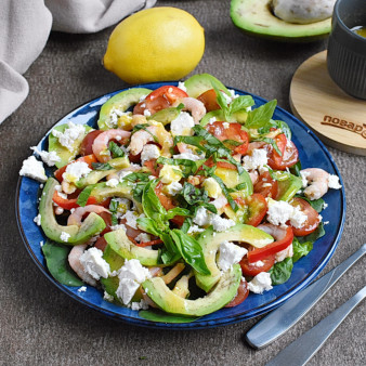 Салат с креветками, авокадо и помидорами черри