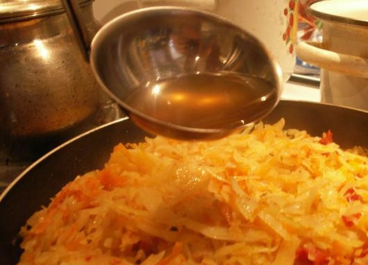 1. Этап. Постная солянка из свежей капусты: Все перемешайте, потушите пару минут, а затем добавьте пару половников грибного бульона.