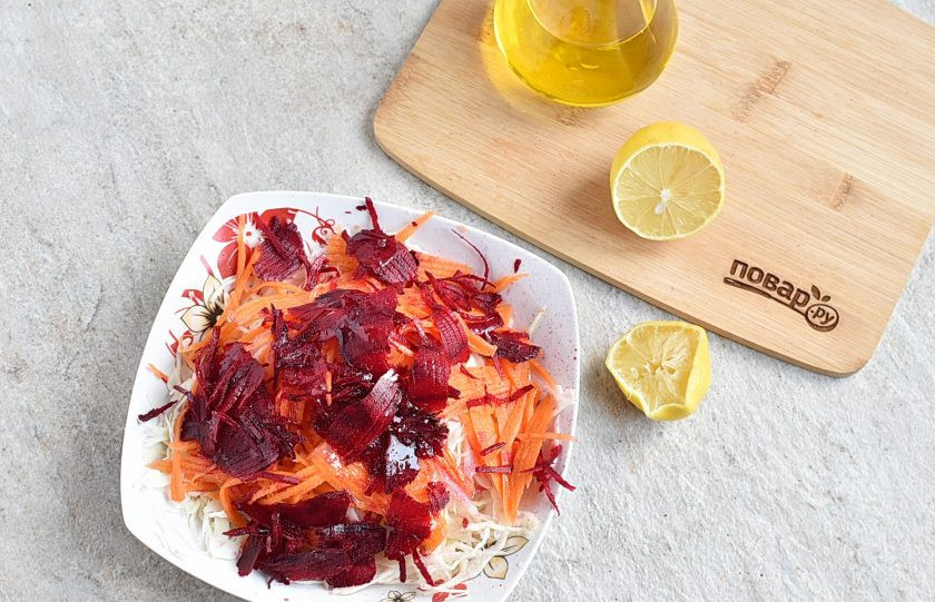 1. Этап. Салат Щетка: Полейте салат свежим лимонным соком и ароматным подсолнечным маслом. Не солите!