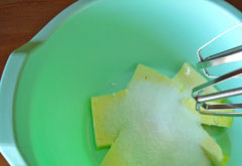 1. Этап. Кексики лимонные: Размягченное сливочное масло взбиваем с сахаром до однородности.