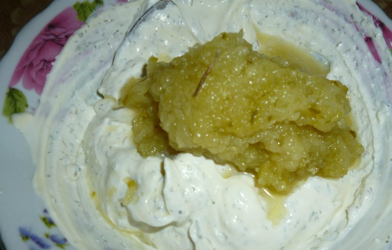 1. Этап. Соус из огурцов и майонеза: Добавляем огурцы и чесночок. С огурцов слейте воду. Вот такой не сложный рецепт соуса из огурцов и майонеза. Перед подачей храните в холодильнике. Приятного аппетита!