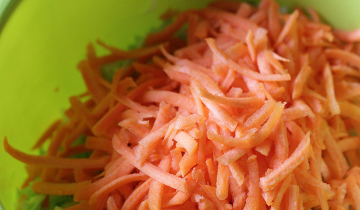 1. Этап. Капустный салат с апельсином: Морковь натереть на крупной тёрке.