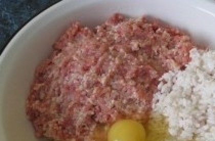 1. Этап. Тефтели с капустой в духовке: Рис смешать с фаршем, капустой, специями