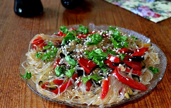 1. Этап. Салат с фунчозой и баклажанами: Салат с фунчозой и баклажанами готов. Приятного аппетита!