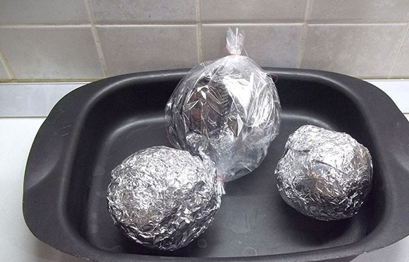 1. Этап. Печеная свекла: 4. Перекладываю все овощи на противень или в жароупорную форму для запекания и отправляю в разогретый до 200 градусов духовой шкаф на 2 часа.