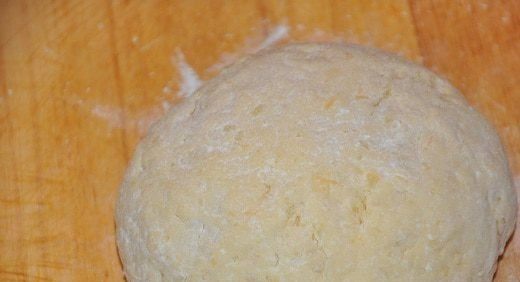 1. Этап. Ньёки: Муку просейте через сито и добавьте ее в картофельное пюре. Затем тщательно все перемешайте и замесите тесто. Скатайте его в шар и дайте отдохнуть минут пятнадцать.