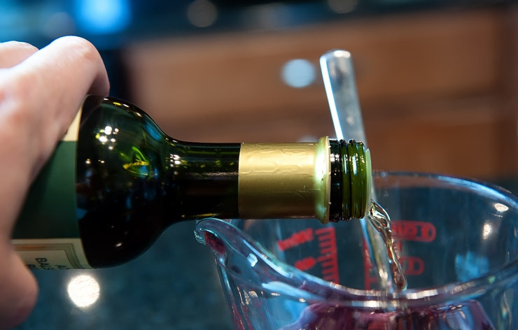 1. Этап. Свинина в вишневом соусе: Варенье смешать с уксусом.