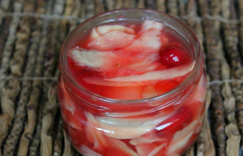 1. Этап. Имбирь маринованный в яблочном уксусе: Имбирь с маринадом перекладываем в стеклянную банку и ставим в холодильник. Маринуем 2-3 дня.